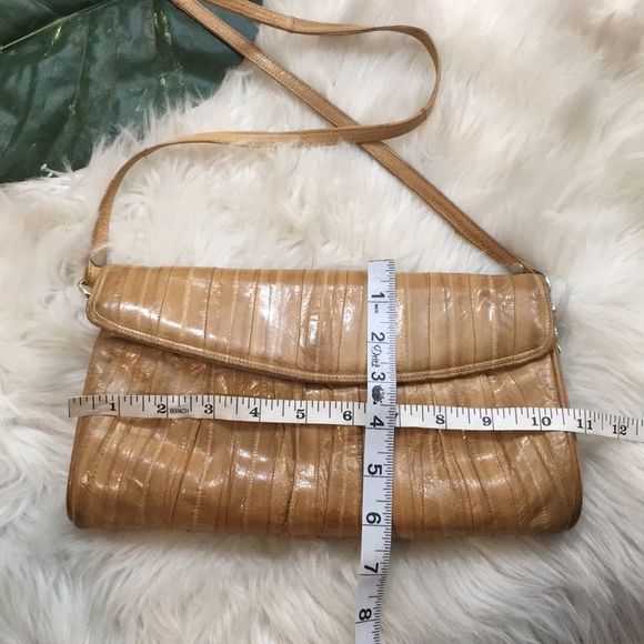 Cream tan colored eelskin shoulder bag - Picture 3 of 7